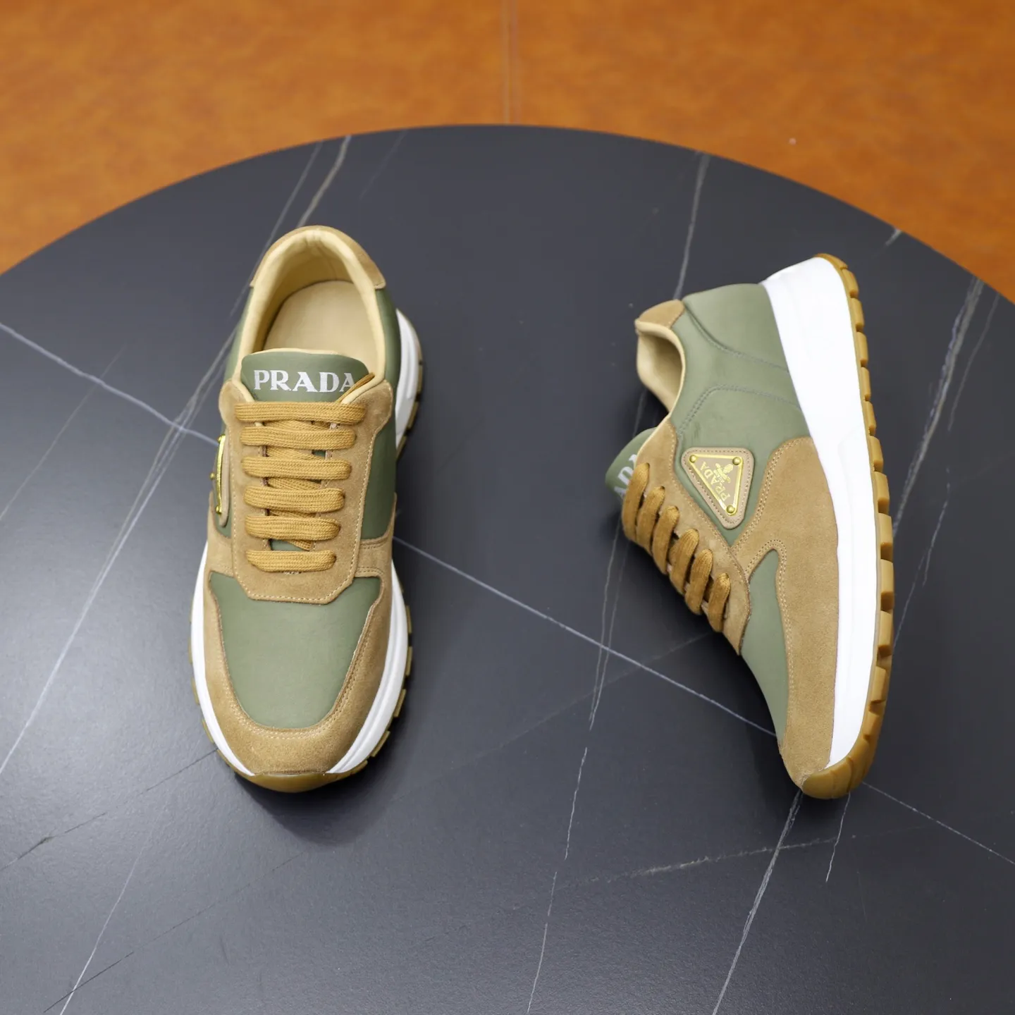 Men's shoes 💰462💰🙅‍♂️🙅‍♂️🙅‍♂️ Brand: PRADA Standard code: 38–44 (45 can be customized) Grade: Same as the official website Material: Original cowhide fabric Comfortable sheepskin lining Lightweight and wear-resistant outsole Style category: Men's fashionable casual shoes and boots Running sneakers Distinguished luxury brand elements Top luxury Color: actual picture color